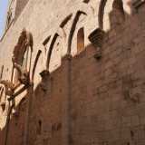  Il paretone � scandito da mensole, sormontate da vistosi archi decorativi: il motivo decorativo si ripete anche nella facciata restrostante...